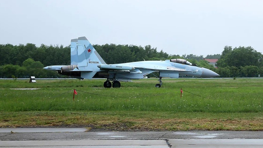 ОАК передала Минобороны РФ партию новых истребителей Су-35С