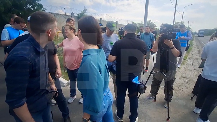 Иностранные журналисты приехали к месту стоянки машин с телами боевиков ВСУ