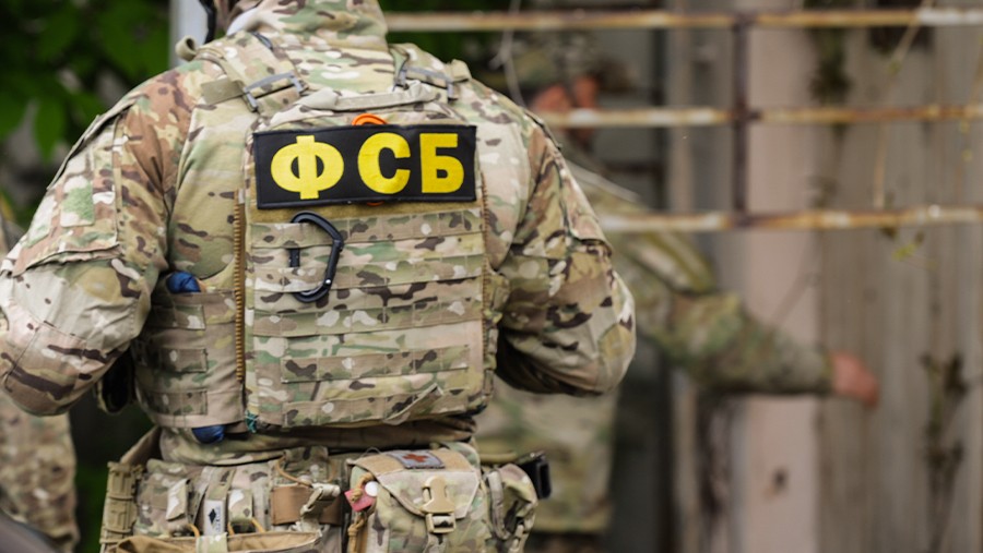 ФСБ задержала двух мужчин за попытку поджога на железной дороге в Крыму ФСБ задержала двух мужчин за попытку поджога на железной дороге в Крыму