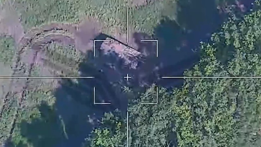 Минобороны опубликовало кадры уничтожения САУ PzH2000 ВСУ расчетом FPV-дронов Минобороны опубликовало кадры уничтожения САУ PzH2000 ВСУ расчетом FPV-дронов