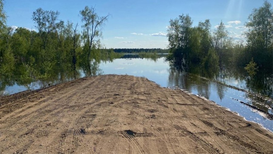 Паводковые воды затруднили проезд по дорогам Якутии Паводковые воды затруднили проезд по дорогам Якутии