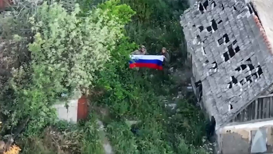 Минобороны показало кадры освобождения населенного пункта Ялта в ДНР Минобороны показало кадры освобождения населенного пункта Ялта в ДНР