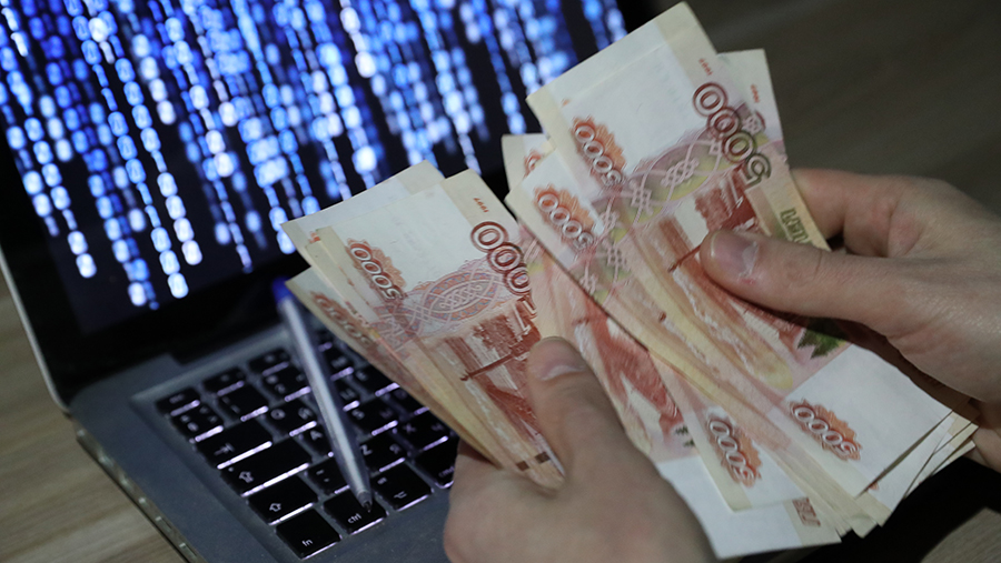 В Красноярске пенсионерка передала мошеннику 2 млн рублей В Красноярске пенсионерка передала мошеннику 2 млн рублей