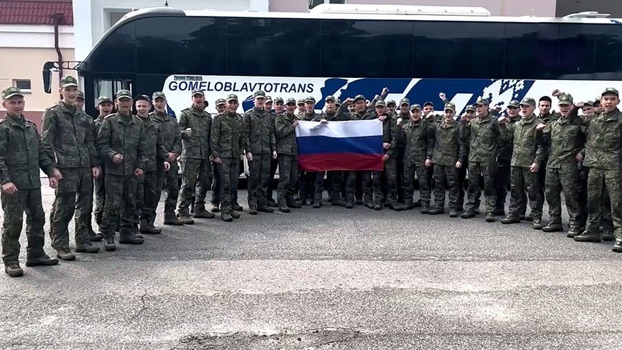 МО РФ опубликовало кадры возвращения российских военных из украинского плена
