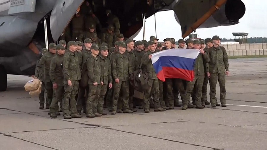 Самолет с возвращенными из украинского плена военными приземлился в Подмосковье Самолет с возвращенными из украинского плена военными приземлился в Подмосковье