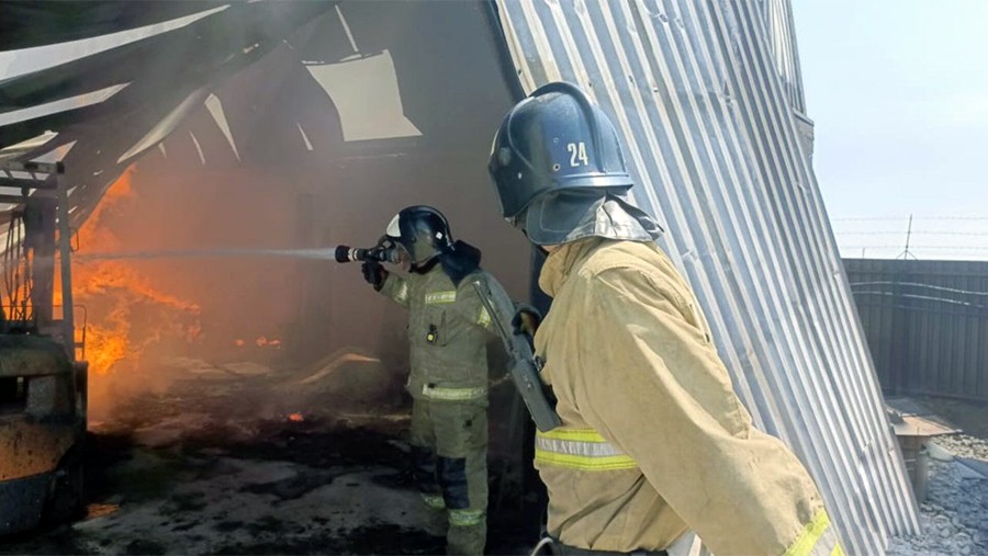 В Ростовской области ликвидировали пожар на складе с полимерами