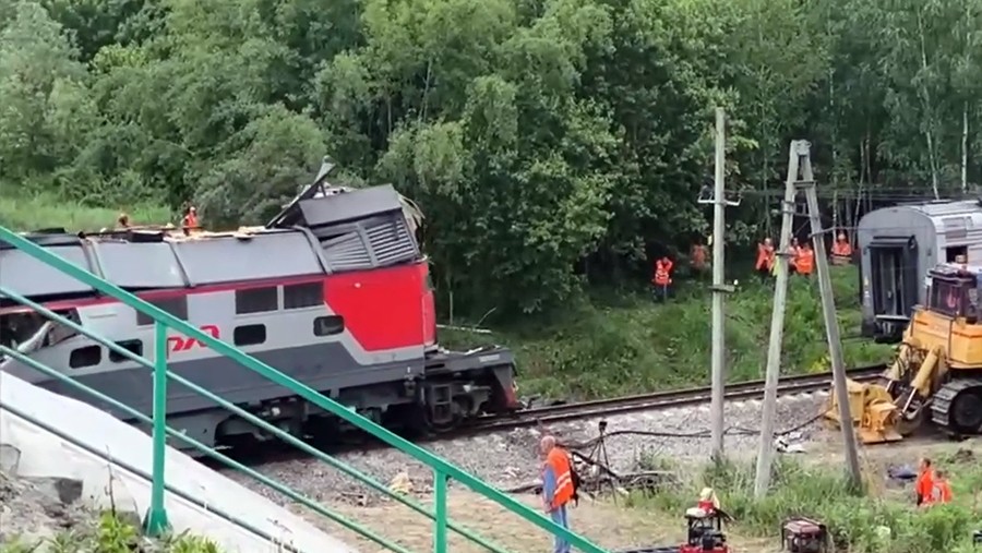 С места крушения поезда в Брянской области начали убирать вагоны