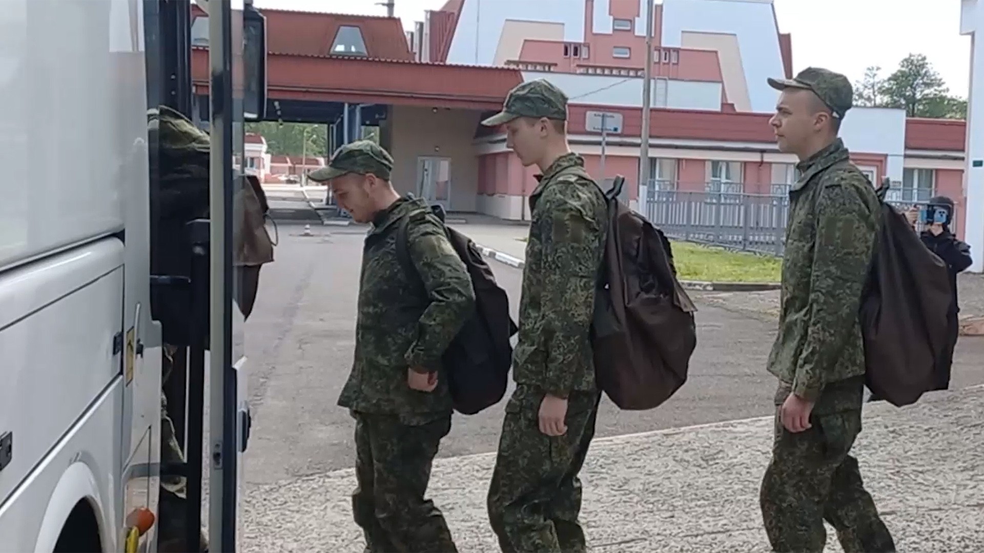 Россия вернула первую группу военнослужащих до 25 лет из украинского плена Россия вернула первую группу военнослужащих до 25 лет из украинского плена