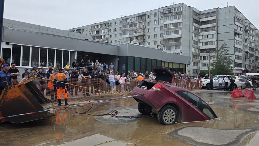 Автомобиль провалился под асфальт после прорыва водопровода в Казани Автомобиль провалился под асфальт после прорыва водопровода в Казани