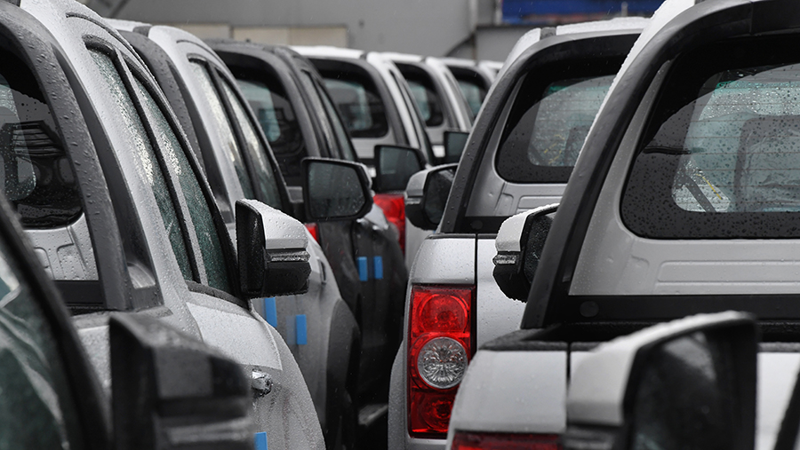 Импорт новых автомобилей в Россию упал на 63%