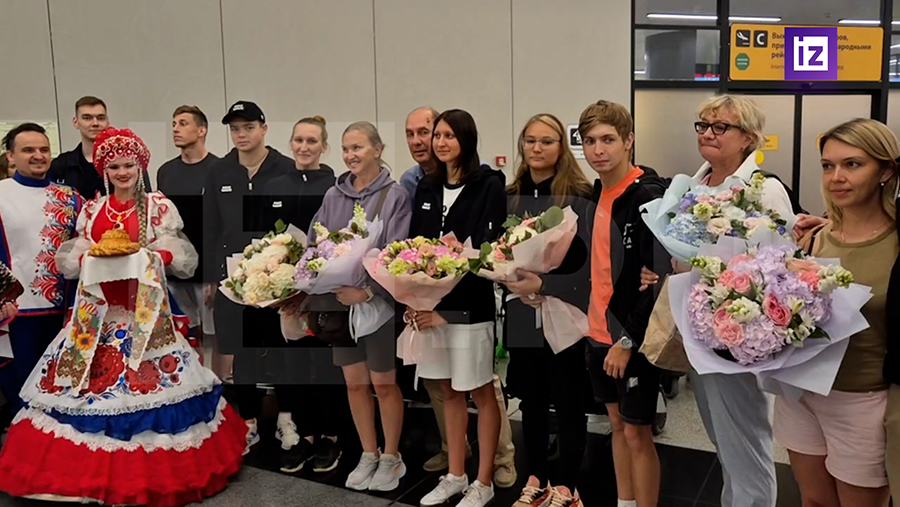 Российских спортсменов встретили в Шереметьево после ЧМ в Сингапуре