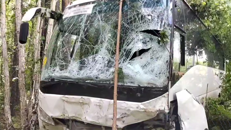 Пять человек пострадали в ДТП с автобусом и внедорожником в Иркутской области