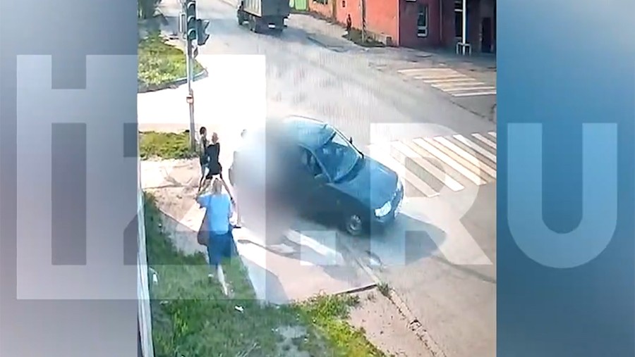 В Энгельсе несовершеннолетняя погибла из-за наезда водителя на группу пешеходов В Энгельсе несовершеннолетняя погибла из-за наезда водителя на группу пешеходов