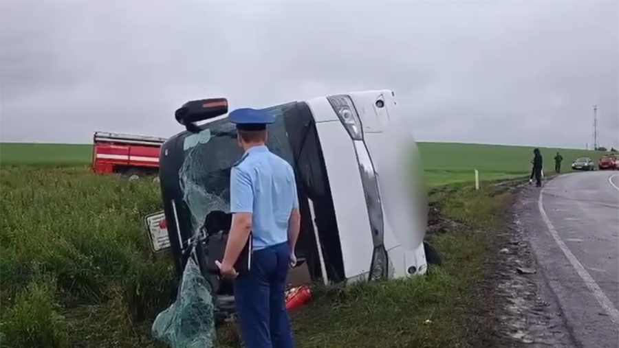В Башкирии автобус с 40 пассажирами съехал в кювет и опрокинулся В Башкирии автобус с 40 пассажирами съехал в кювет и опрокинулся