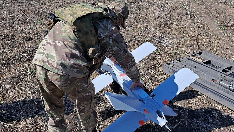 Российские военные «Ланцетом» уничтожили украинскую РЛС «Малахит» в ДНР Российские военные «Ланцетом» уничтожили украинскую РЛС «Малахит» в ДНР