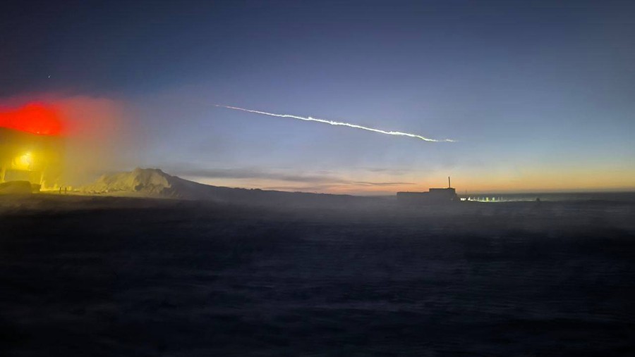 Полярники зафиксировали крупный метеорит в небе над станцией «Восток» Полярники зафиксировали крупный метеорит в небе над станцией «Восток»