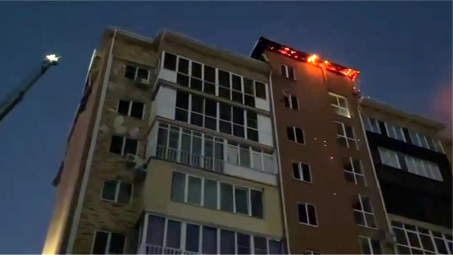 В Адыгее 25 человек эвакуировали после возгорания кровли многоэтажного дома В Адыгее 25 человек эвакуировали после возгорания кровли многоэтажного дома
