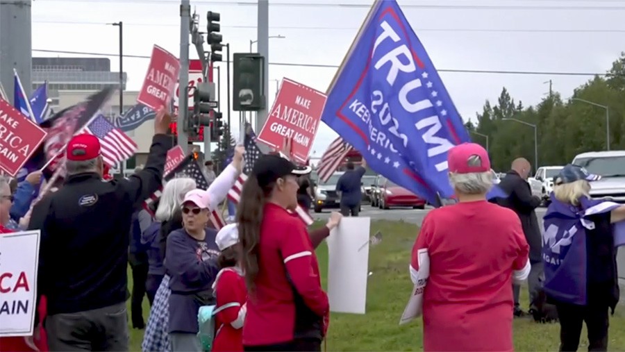 На Аляске начался митинг в поддержку Трампа во время его переговоров с Путиным