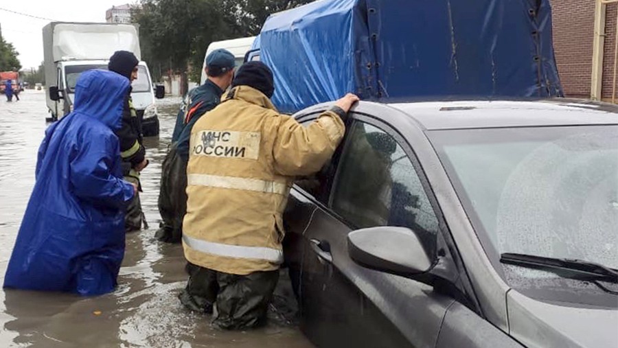 В Дагестане мужчина и его племянник спасли семью из тонущего автомобиля