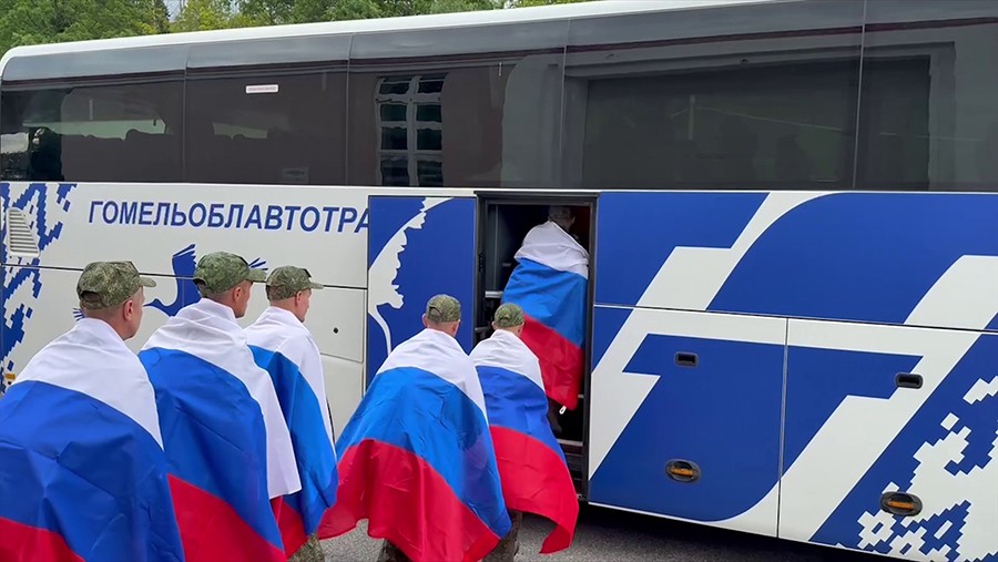 Вернувшиеся из плена российские военные поделились эмоциями после освобождения