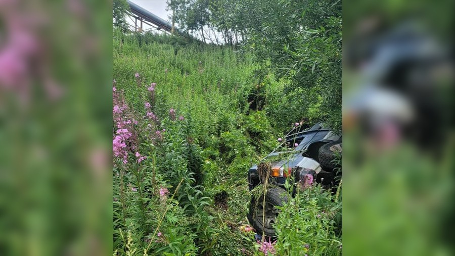 На Камчатке трое подростков угнали автомобиль и устроили ДТП На Камчатке трое подростков угнали автомобиль и устроили ДТП