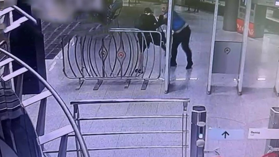 В московском метро мужчина напал с ножом на сотрудника охраны В московском метро мужчина напал с ножом на сотрудника охраны