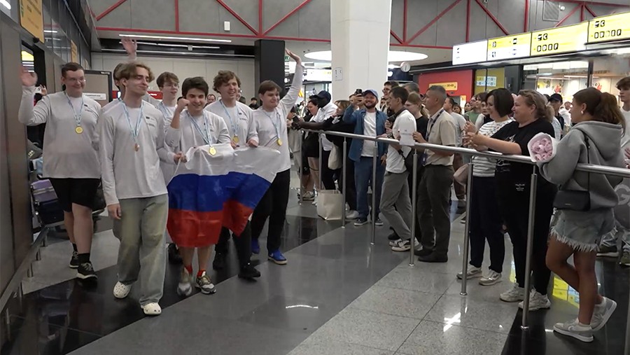 Российских победителей олимпиады по ИИ в КНР встретили в Шереметьево
