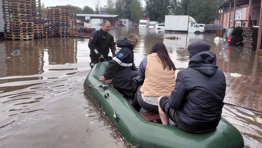 В Череповце эвакуировали 13 человек из подтопленных складов после ливней В Череповце эвакуировали 13 человек из подтопленных складов после ливней