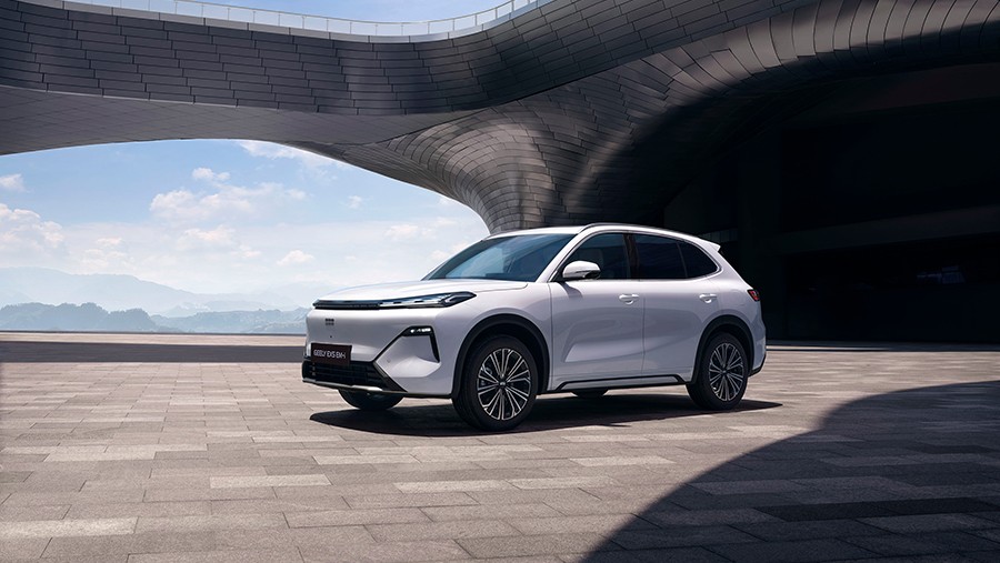Geely впервые начнет продажи гибридного кроссовера в России
