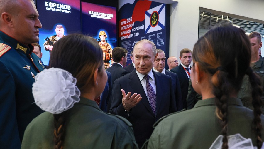 Путин стал первым посетителем музея 155-й бригады морской пехоты во Владивостоке