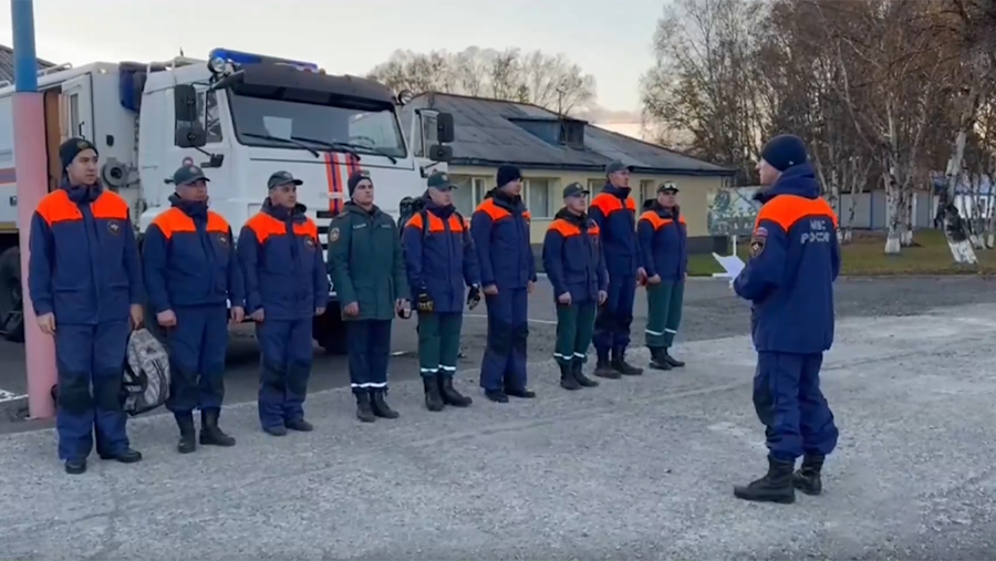 Спасатели начали эвакуацию туристов с вулкана Вилючинский на Камчатке Спасатели начали эвакуацию туристов с вулкана Вилючинский на Камчатке