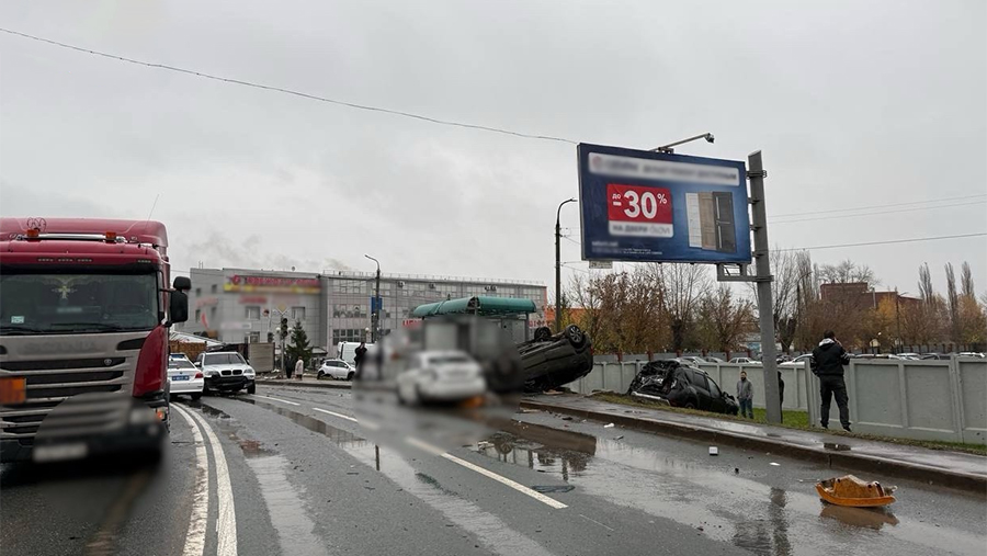 В Уфе произошло ДТП с участием грузовика и 11 легковых автомобилей В Уфе произошло ДТП с участием грузовика и 11 легковых автомобилей