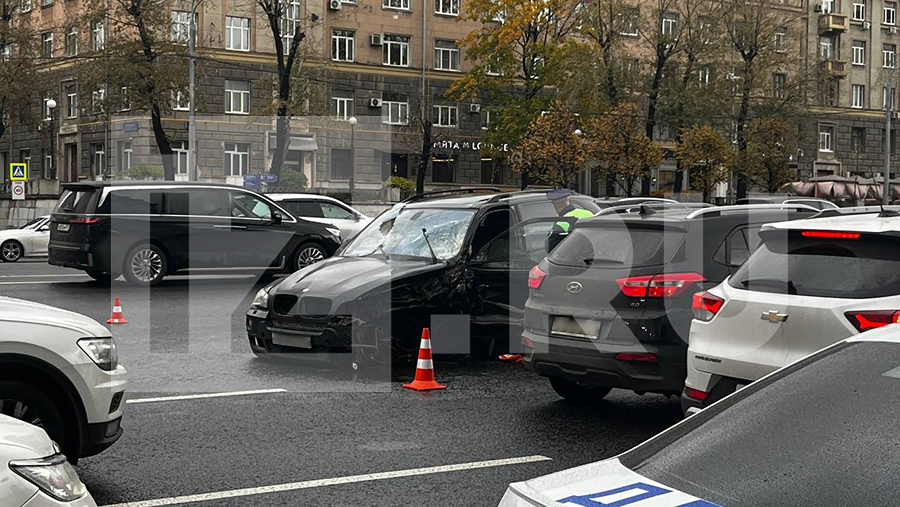 Три человека пострадали в ДТП с четырьмя автомобилями в Москве Три человека пострадали в ДТП с четырьмя автомобилями в Москве