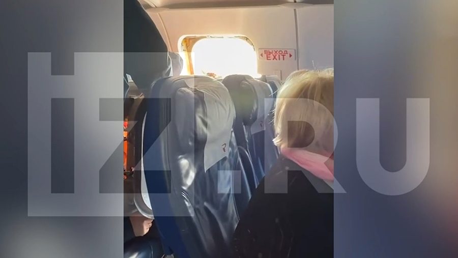 В Санкт-Петербурге подросток открыл аварийный выход в самолете и задержал рейс В Санкт-Петербурге подросток открыл аварийный выход в самолете и задержал рейс
