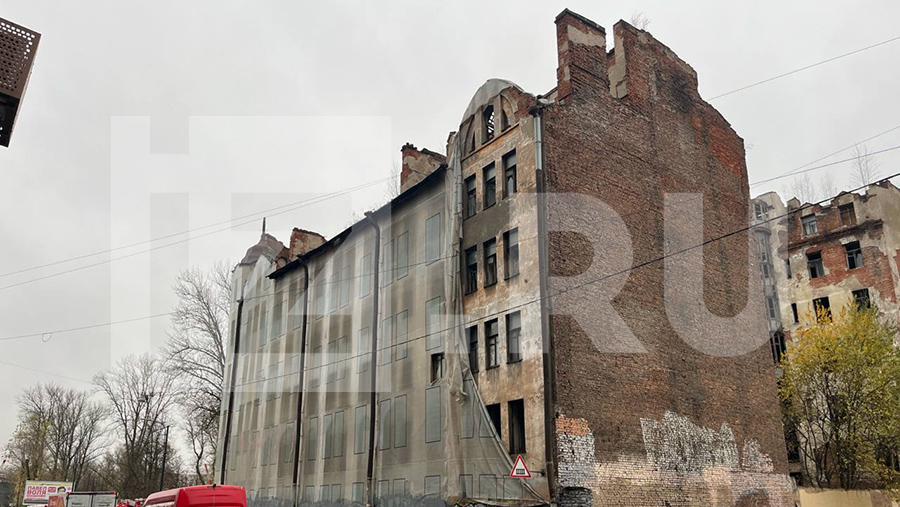 В Санкт-Петербурге частично обрушился нежилой дом XX века