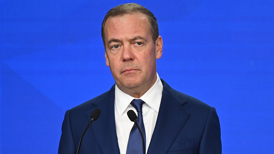 Медведев призвал Европу помочь «бедным» украинцам Зеленскому и Миндичу Медведев призвал Европу помочь «бедным» украинцам Зеленскому и Миндичу
