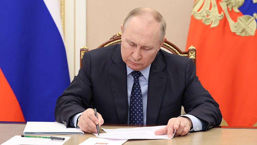 Путин подписал указ о новом звании «Заслуженный сотрудник войск нацгвардии РФ» Путин подписал указ о новом звании «Заслуженный сотрудник войск нацгвардии РФ»