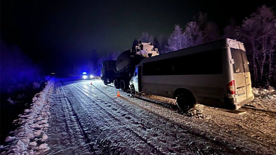 При столкновении автобуса и грузовика в Иркутской области пострадали 10 человек