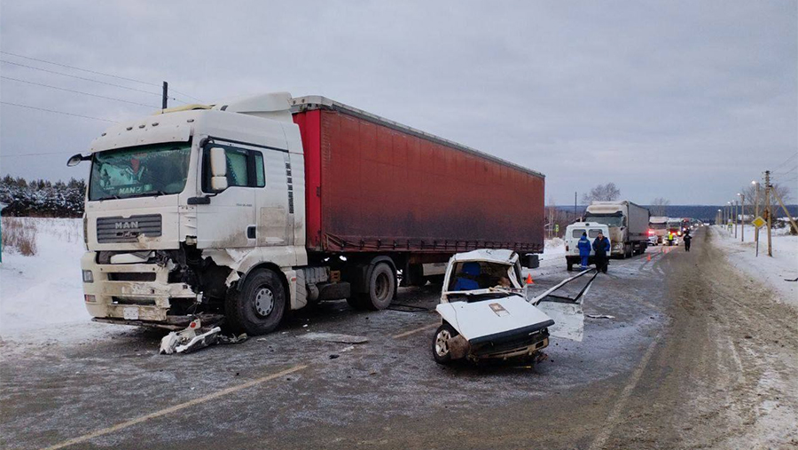 Три человека погибли в результате ДТП с участием грузовика в Красноярском крае