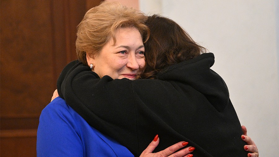 Лурье обняла своего адвоката после оглашения решения ВС по делу о квартире Долиной Лурье обняла своего адвоката после оглашения решения ВС по делу о квартире Долиной