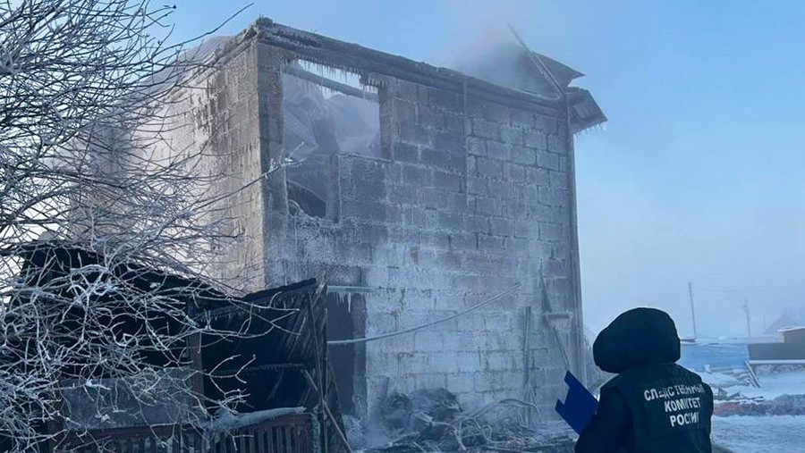 Дело возбудили после гибели пяти человек при пожаре в селе в Якутии Дело возбудили после гибели пяти человек при пожаре в селе в Якутии