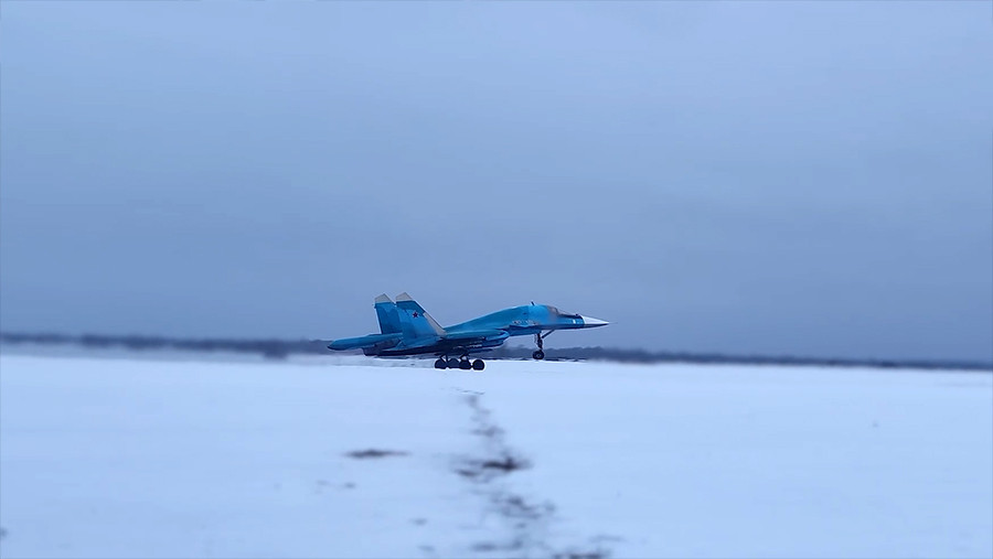 Экипаж истребителя-бомбардировщика Су-34 поразил технику и личный состав ВСУ Экипаж истребителя-бомбардировщика Су-34 поразил технику и личный состав ВСУ