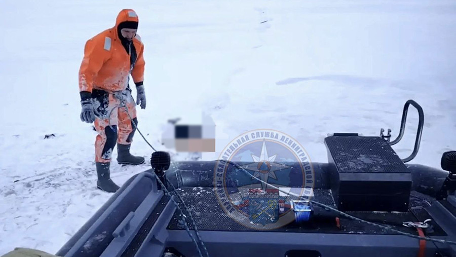 Лыжник провалился под лед Ладожского озера и погиб Лыжник провалился под лед Ладожского озера и погиб