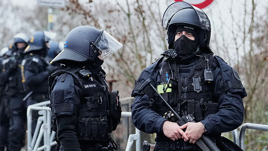 В Германии несколько грабителей проникли в банк и ушли незамеченными В Германии несколько грабителей проникли в банк и ушли незамеченными