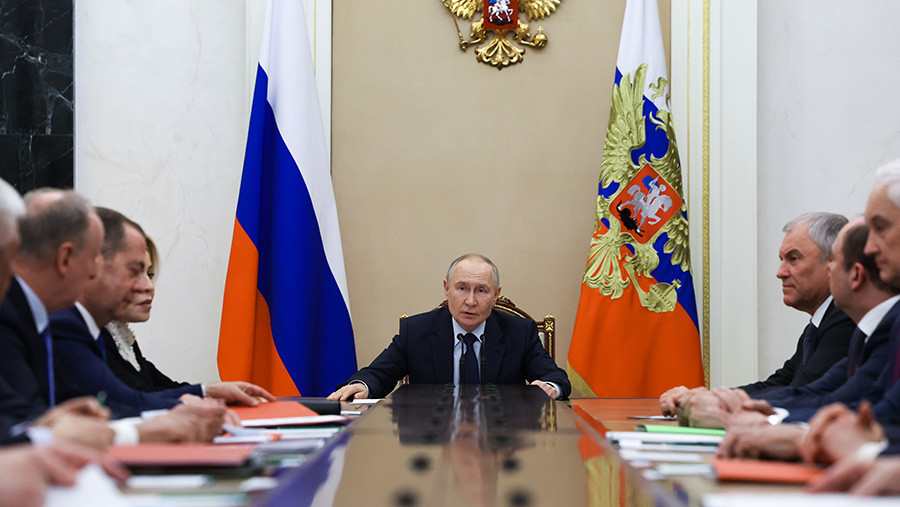 Путин обсудил с Совбезом предотвращение природных пожаров и инфобезопасность Путин обсудил с Совбезом предотвращение природных пожаров и инфобезопасность