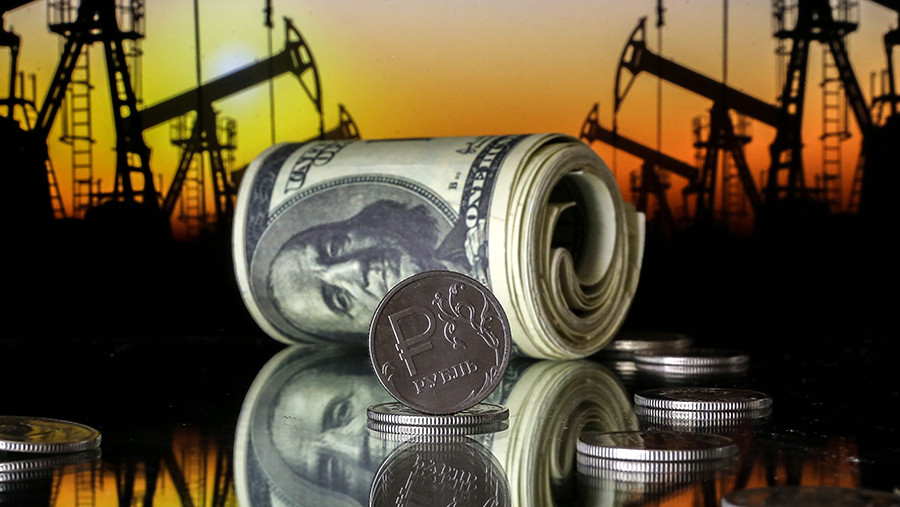 Эксперт объяснила рост курса доллара высоким спросом на нефть и газ
