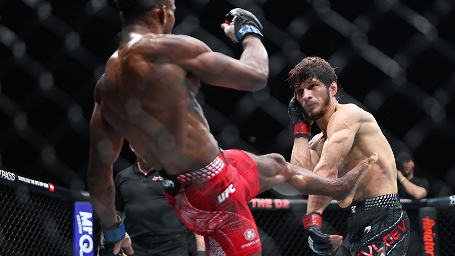 Российский боец Евлоев одержал победу над англичанином Мерфи на турнире UFC Российский боец Евлоев одержал победу над англичанином Мерфи на турнире UFC