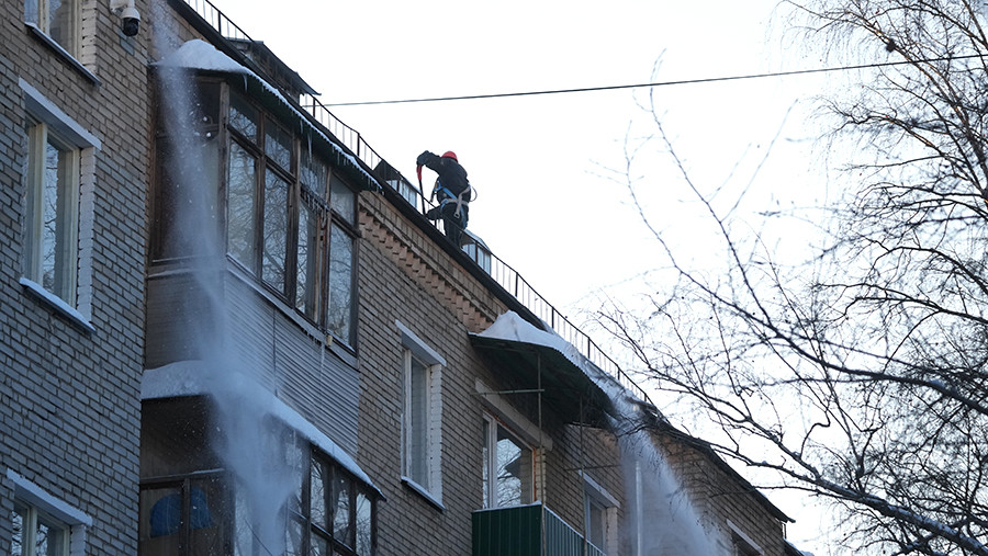 Крыша пятиэтажного дома в Чувашии обрушилась под грузом снега Крыша пятиэтажного дома в Чувашии обрушилась под грузом снега