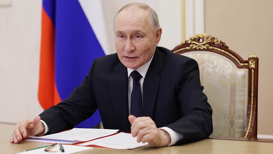 Путин на встрече с учеными предоставил гражданство РФ одному из них