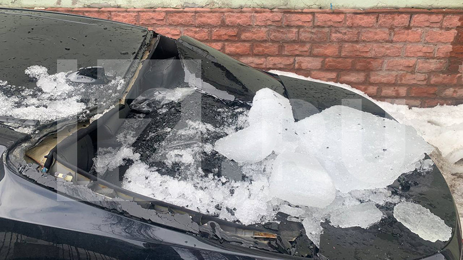 В центре Москвы упавшие с крыши глыбы льда пробили два автомобиля